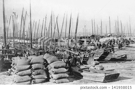 老照片,1926-1932 年:日本殖民時期,中國大連港的俄國碼頭和帆船。 老照片,1926-1932 年:日本殖民時期,中國大連港的俄國碼頭和帆船。 141938015