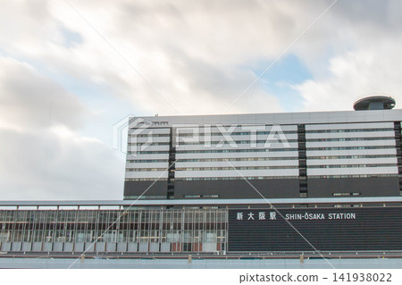 Shin-Osaka Station under the blue sky (Yodogawa Ward, Osaka City, Osaka Prefecture) Shin-Osaka Station under the blue sky (Yodogawa Ward, Osaka City, Osaka Prefecture) 141938022