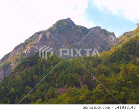 The mountains to turn red leaves The mountains to turn red leaves 141938148