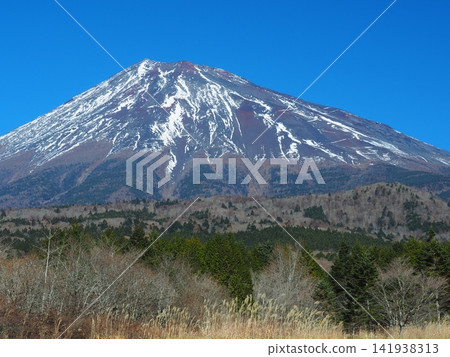 Mount Fuji in early winter as seen from the Nishi-Usutsuka parking lot on the Fujisan Skyline. Mount Fuji in early winter as seen from the Nishi-Usutsuka parking lot on the Fujisan Skyline. 141938313