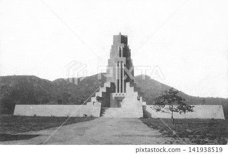 1925-1933 年，日本殖民統治時期的中國大連，中央公園（現勞動公園）的紀念塔。 141938519