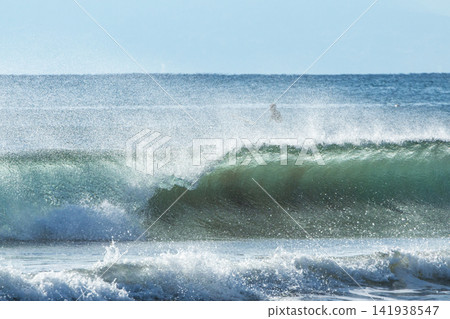 湘南久沼海灘:海浪激起水花。 湘南久沼海灘:海浪激起水花。 141938547