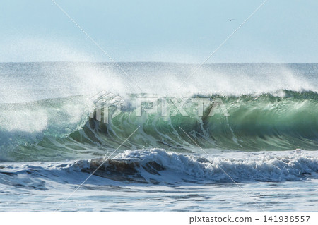 湘南久沼海灘:海浪激起水花。 湘南久沼海灘:海浪激起水花。 141938557