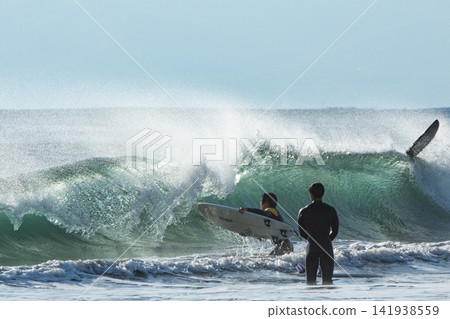 海浪在湘南久根沼海灘衝浪者面前拍打。 海浪在湘南久根沼海灘衝浪者面前拍打。 141938559