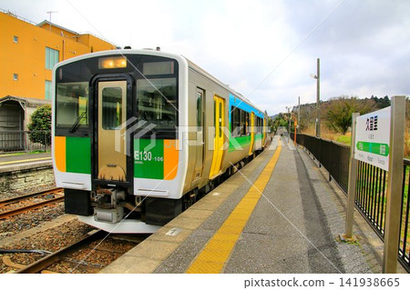 A non-electrified line connecting Uchibo and the inland Boso Peninsula... JR Kururi Line, KiHa E130 series 100 series A non-electrified line connecting Uchibo and the inland Boso Peninsula... JR Kururi Line, KiHa E130 series 100 series 141938665