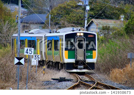 A non-electrified line connecting Uchibo and the inland Boso Peninsula... JR Kururi Line, KiHa E130 series 100 series A non-electrified line connecting Uchibo and the inland Boso Peninsula... JR Kururi Line, KiHa E130 series 100 series 141938673