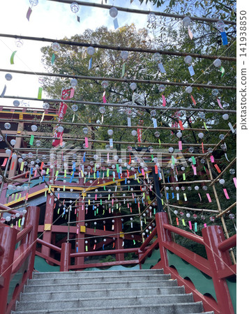 夏季，色彩繽紛的風鈴和石階裝飾著祐德稻荷神社（佐賀縣鹿島市） 141938850