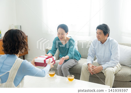 A woman in her 30s and her parents A woman in her 30s and her parents 141939397