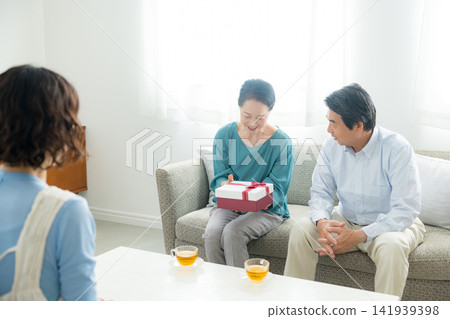一位三十多歲的女性和她的父母 一位三十多歲的女性和她的父母 141939398