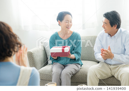 一位三十多歲的女性和她的父母 141939400