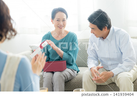 A woman in her 30s and her parents A woman in her 30s and her parents 141939404