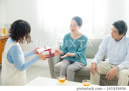 A woman in her 30s and her parents A woman in her 30s and her parents 141939406