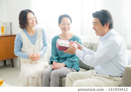 一位三十多歲的女性和她的父母 一位三十多歲的女性和她的父母 141939412