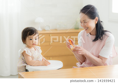 一個一歲女嬰在吃嬰兒食品 141939421