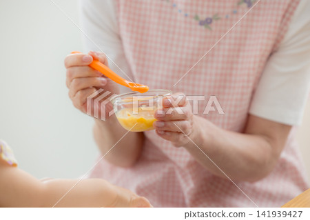 一個一歲女嬰在吃嬰兒食品 141939427