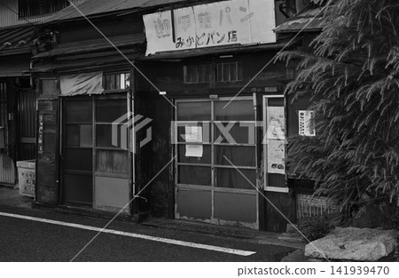 A long-established bakery in the old downtown area; the nostalgic streets of Yanaka, Nezu, and Sendagi (Yanaka-Nezu-Sendagi) retain a strong Showa-era atmosphere. A long-established bakery in the old downtown area; the nostalgic streets of Yanaka, Nezu, and Sendagi (Yanaka-Nezu-Sendagi) retain a strong Showa-era atmosphere. 141939470