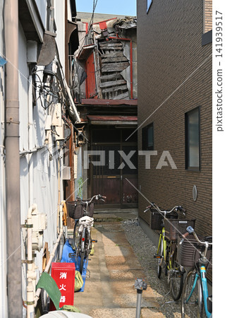 The nostalgic everyday life of Yanaka, Nezu, and Sendagi, where old and new buildings intersect in the narrow back alleys of the old town. The nostalgic everyday life of Yanaka, Nezu, and Sendagi, where old and new buildings intersect in the narrow back alleys of the old town. 141939517