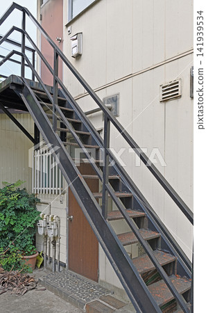 The exterior staircase of an apartment building in the old downtown area; a nostalgic back alley in Yanaka, Nezu, and Sendagi, where the atmosphere of life in the Showa era remains strong. The exterior staircase of an apartment building in the old downtown area; a nostalgic back alley in Yanaka, Nezu, and Sendagi, where the atmosphere of life in the Showa era remains strong. 141939534