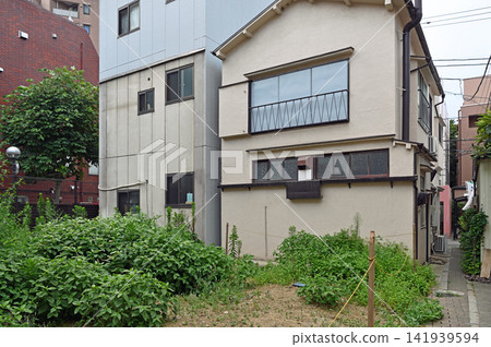 舊城區的隱密空地:谷中、根津、千駄木充滿懷舊氣息的小巷,新舊建築與綠樹成蔭和諧共存。 舊城區的隱密空地:谷中、根津、千駄木充滿懷舊氣息的小巷,新舊建築與綠樹成蔭和諧共存。 141939594