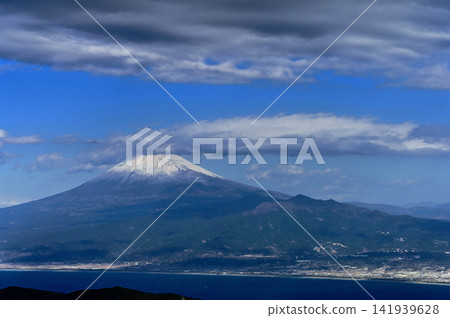 Mount Fuji, its peak hidden by clouds, as seen from the summit of Mount Daruma on the Izu Mountain Ridge Trail of the Izu Peninsula. 141939628