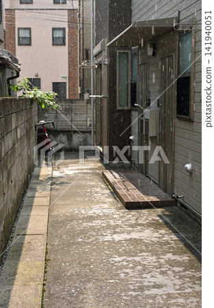 A fox wedding in the old town: Sunlight and raindrops create a fantastical scene in the retro alleys of Yanaka, Nezu, and Sendagi. A fox wedding in the old town: Sunlight and raindrops create a fantastical scene in the retro alleys of Yanaka, Nezu, and Sendagi. 141940051