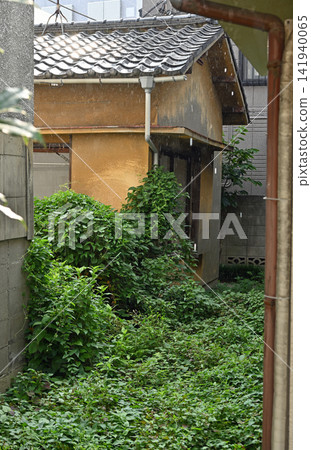 An old house in the downtown area, drenched in rain; lush greenery envelops a sense of solitude in this hidden retreat in Yanaka, Nezu, and Sendagi. An old house in the downtown area, drenched in rain; lush greenery envelops a sense of solitude in this hidden retreat in Yanaka, Nezu, and Sendagi. 141940065