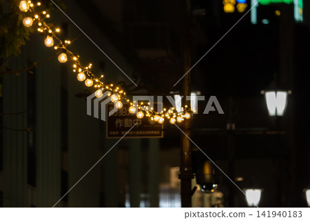 溫暖的串燈照亮了夜晚的街道。 溫暖的串燈照亮了夜晚的街道。 141940183