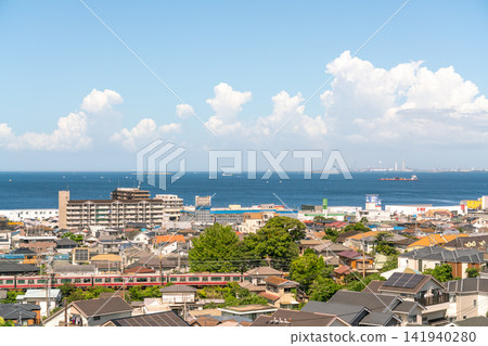 神奈川縣：日本城市景觀一瞥－橫須賀沿海住宅區在明媚夏日的天空下（2026年8月） 141940280