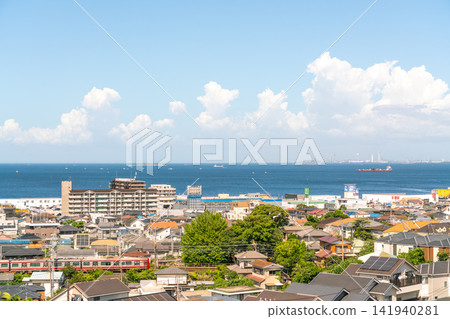 神奈川縣:日本城市景觀一瞥-橫須賀沿海住宅區在明媚夏日的天空下(2026年8月) 神奈川縣:日本城市景觀一瞥-橫須賀沿海住宅區在明媚夏日的天空下(2026年8月) 141940281