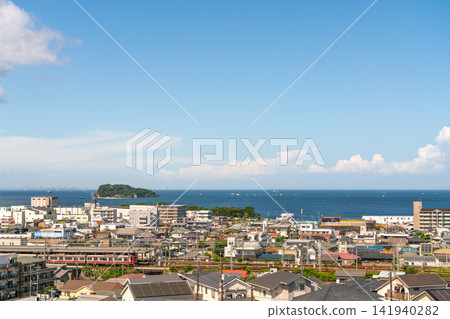 神奈川縣：日本城市景觀一瞥－橫須賀沿海住宅區在明媚夏日的天空下（2026年8月） 141940282