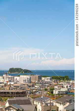 神奈川縣:日本城市景觀一瞥-橫須賀沿海住宅區在明媚夏日的天空下(2026年8月) 神奈川縣:日本城市景觀一瞥-橫須賀沿海住宅區在明媚夏日的天空下(2026年8月) 141940284