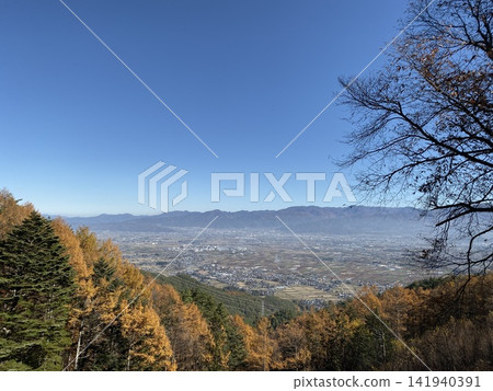 深秋時節，從信州山形村清水高原和松本盆地眺望壯麗景色。 141940391