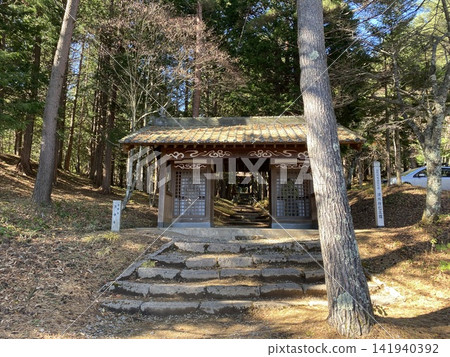 信州山形村清水寺的仁王門和寧靜的庭院。 信州山形村清水寺的仁王門和寧靜的庭院。 141940392