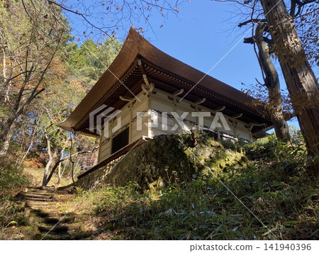 仰望清水寺正殿,它雄偉地矗立在石牆上。 仰望清水寺正殿,它雄偉地矗立在石牆上。 141940396