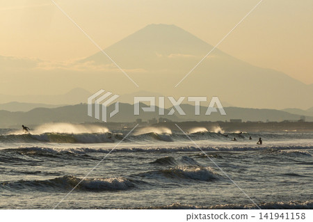 湘南久幻沼海灘的富士山日落 141941158