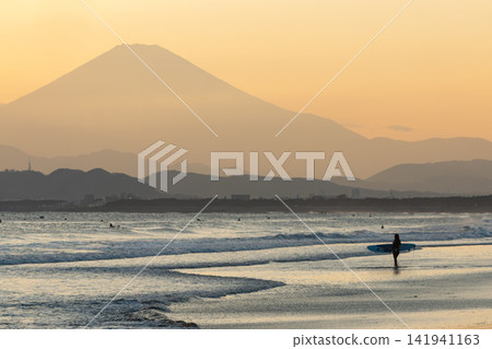 湘南久沼海灘:日落時分富士山與衝浪者的剪影。 湘南久沼海灘:日落時分富士山與衝浪者的剪影。 141941163