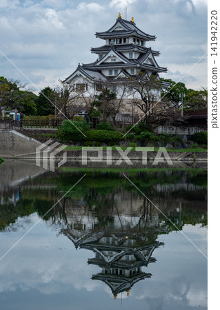 宇和島城的景色倒映在水面上,與陰沉的天空形成鮮明對比。 宇和島城的景色倒映在水面上,與陰沉的天空形成鮮明對比。 141942220