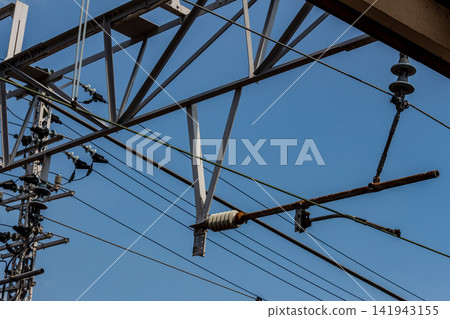 藍天和鐵路架空線/電線桿(仰視,低角度) 藍天和鐵路架空線/電線桿(仰視,低角度) 141943155