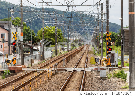 筆直的鐵軌和鐵路道口。 筆直的鐵軌和鐵路道口。 141943164