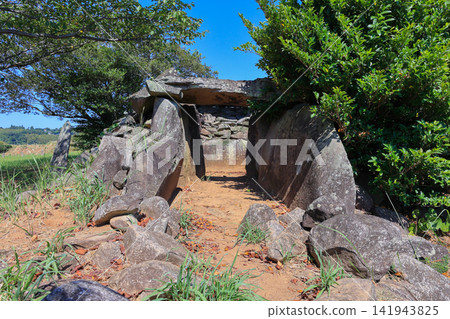 Kohamazaki Tumulus Cluster, a Kagoshima Prefecture-designated historical site, is a historical remains from the 5th to 6th centuries located in Nagashima Town. Kohamazaki Tumulus Cluster, a Kagoshima Prefecture-designated historical site, is a historical remains from the 5th to 6th centuries located in Nagashima Town. 141943825