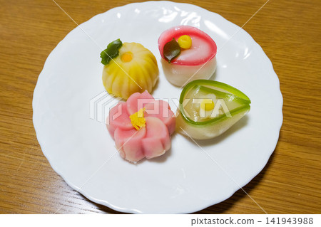 色彩繽紛的和菓子(日本傳統點心)擺放在白色盤子上。 色彩繽紛的和菓子(日本傳統點心)擺放在白色盤子上。 141943988