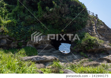 神奈川縣城島海岸懸崖上開鑿的洞穴。 神奈川縣城島海岸懸崖上開鑿的洞穴。 141944173
