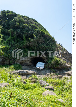 神奈川縣城島海岸懸崖上開鑿的洞穴。 神奈川縣城島海岸懸崖上開鑿的洞穴。 141944174