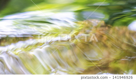 圖片素材描繪了森林的蔥鬱綠意、清澈的溪流以及夏日色彩倒映在水面上的景象。 圖片素材描繪了森林的蔥鬱綠意、清澈的溪流以及夏日色彩倒映在水面上的景象。 141946926