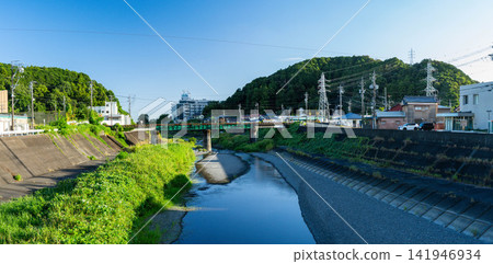 夏日傍晚,二摩田川和鐵路橋的全景。 夏日傍晚,二摩田川和鐵路橋的全景。 141946934