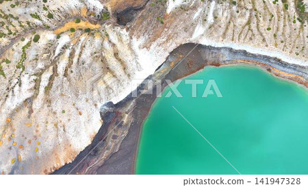 藏王禦間火山口湖美麗的翠綠湖水是大自然的奇觀。 藏王禦間火山口湖美麗的翠綠湖水是大自然的奇觀。 141947328