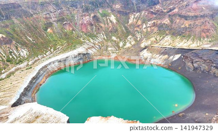 藏王岡間,四周環繞著高山植物和崎嶇的岩壁。 藏王岡間,四周環繞著高山植物和崎嶇的岩壁。 141947329