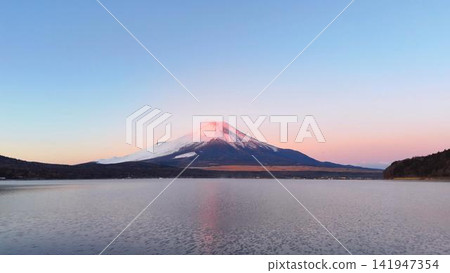 清晨的陽光灑在晴朗的冬日天空下,富士山沐浴在紅色的光芒中,從空中俯瞰,景色令人嘆為觀止。 清晨的陽光灑在晴朗的冬日天空下,富士山沐浴在紅色的光芒中,從空中俯瞰,景色令人嘆為觀止。 141947354