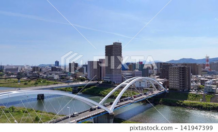 從空中俯瞰鬱鬱蔥蔥的相模川和厚木市的城市景觀。 從空中俯瞰鬱鬱蔥蔥的相模川和厚木市的城市景觀。 141947399