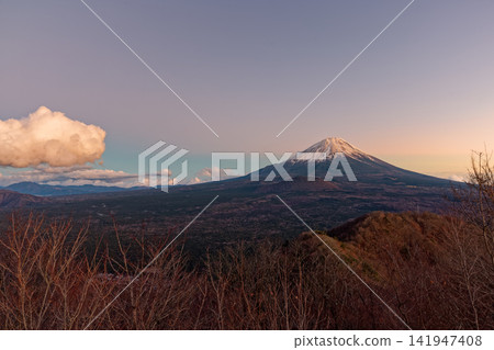 Mount Fuji in the evening light as seen from Lake Shojiko Panorama Platform Mount Fuji in the evening light as seen from Lake Shojiko Panorama Platform 141947408